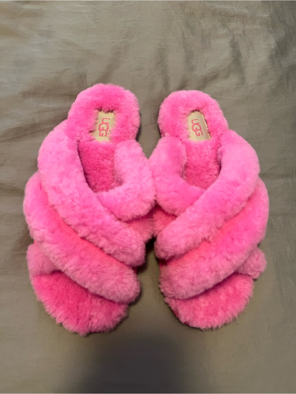 New without box UGG Women’s Fluff Crisscross Slide in Bright Pink